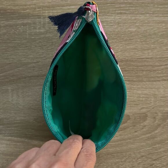 NWOT … MODELLA Cosmetic / Makeup Bag with Floral Design - Picture 3 of 4